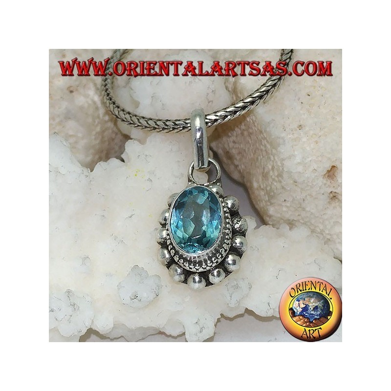 Colgante de plata con topacio azul natural ovalado y facetado rodeado de hileras de bolas pequeñas y grandes