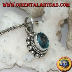 Colgante de plata con topacio azul natural ovalado y facetado rodeado de hileras de bolas pequeñas y grandes