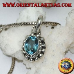 Colgante de plata con topacio azul natural ovalado y facetado rodeado de hileras de bolas pequeñas y grandes