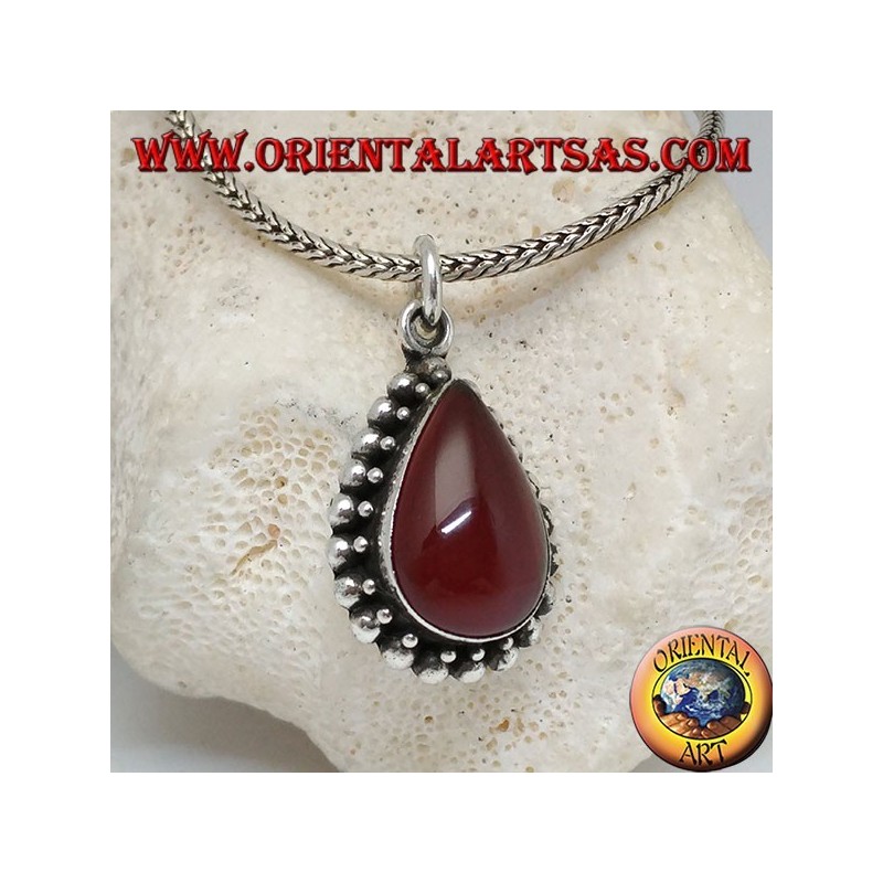 Ciondolo in argento con corniola cabochon a goccia contornata da fila di palline piccole e grandi
