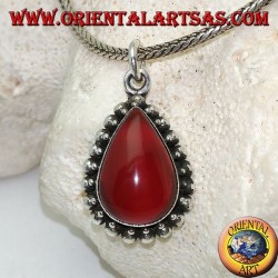 Silberanhänger mit tropfenförmigem Cabochon-Karneol, umgeben von einer Reihe kleiner und großer Kugeln
