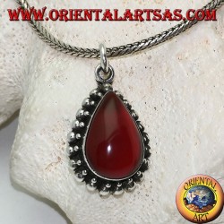 Silberanhänger mit tropfenförmigem Cabochon-Karneol, umgeben von einer Reihe kleiner und großer Kugeln