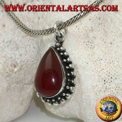 Silberanhänger mit tropfenförmigem Cabochon-Karneol, umgeben von einer Reihe kleiner und großer Kugeln