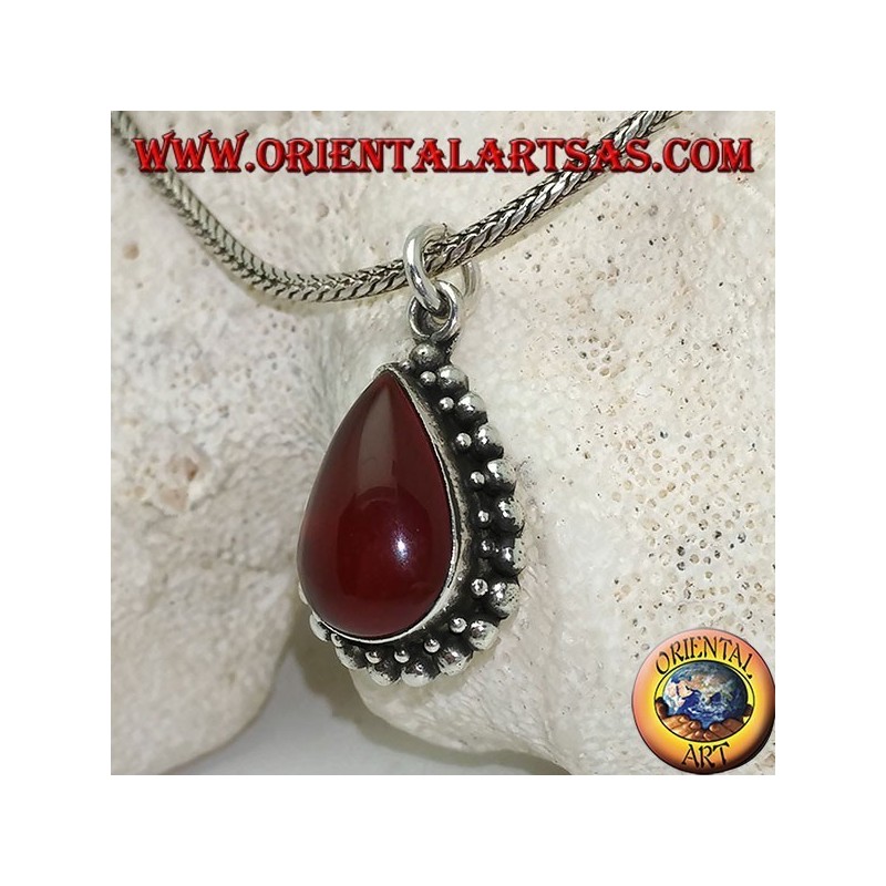 Silberanhänger mit tropfenförmigem Cabochon-Karneol, umgeben von einer Reihe kleiner und großer Kugeln