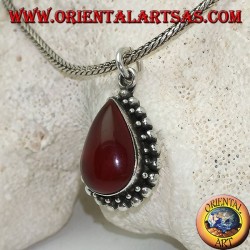 Colgante de plata con cornalina de cabujón en forma de lágrima rodeada por una hilera de bolas grandes y pequeñas