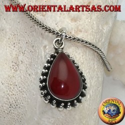 Silberanhänger mit tropfenförmigem Cabochon-Karneol, umgeben von einer Reihe kleiner und großer Kugeln