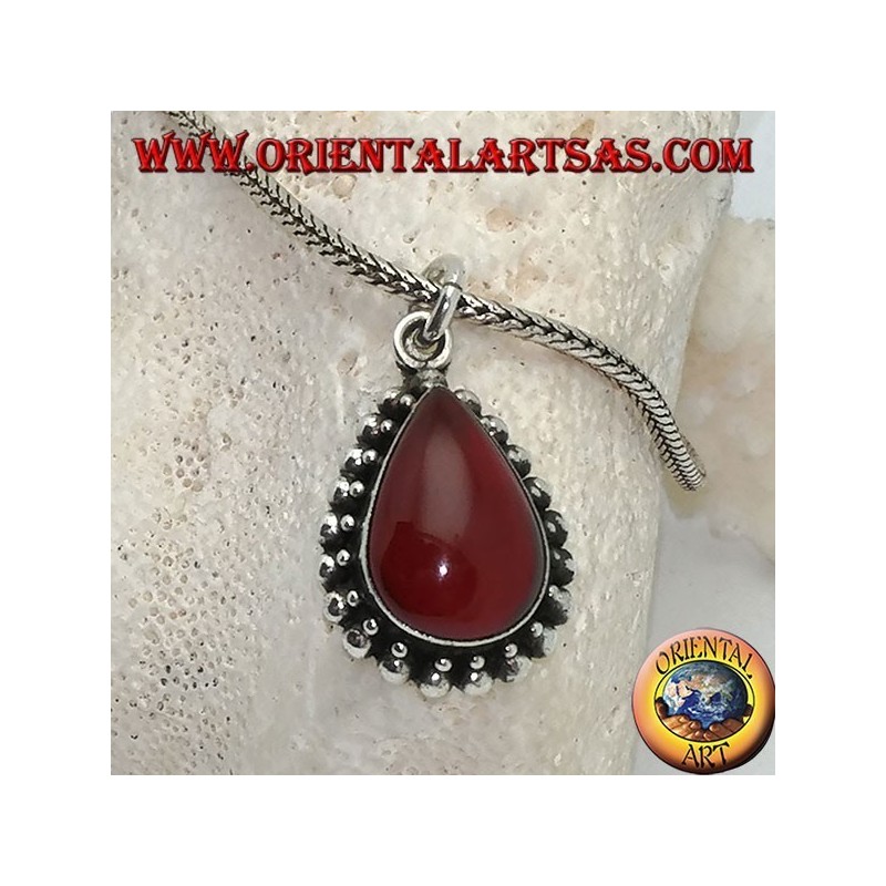 Silberanhänger mit tropfenförmigem Cabochon-Karneol, umgeben von einer Reihe kleiner und großer Kugeln