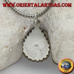 Silberanhänger mit tropfenförmigem Cabochon-Karneol, umgeben von einer Reihe kleiner und großer Kugeln