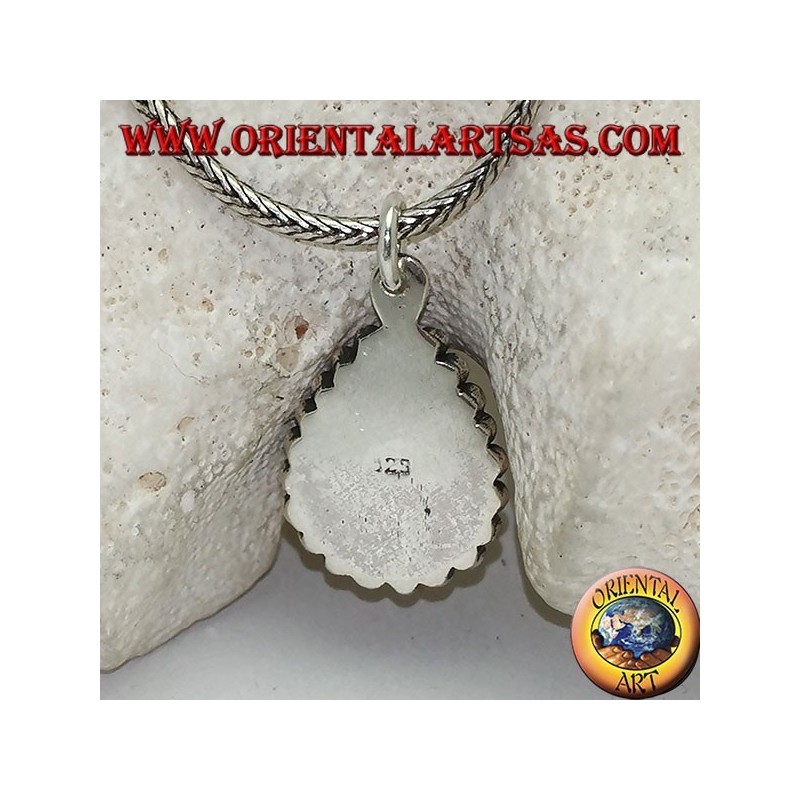 Colgante de plata con cornalina de cabujón en forma de lágrima rodeada por una hilera de bolas grandes y pequeñas