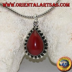 Colgante de plata con cornalina de cabujón en forma de lágrima rodeada por una hilera de bolas grandes y pequeñas