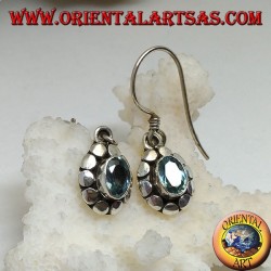Pendientes de plata con topacio azul oval natural rodeado de discos.