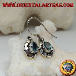 Boucles d'oreilles en argent avec topaze bleue ovale naturelle entourée de disques