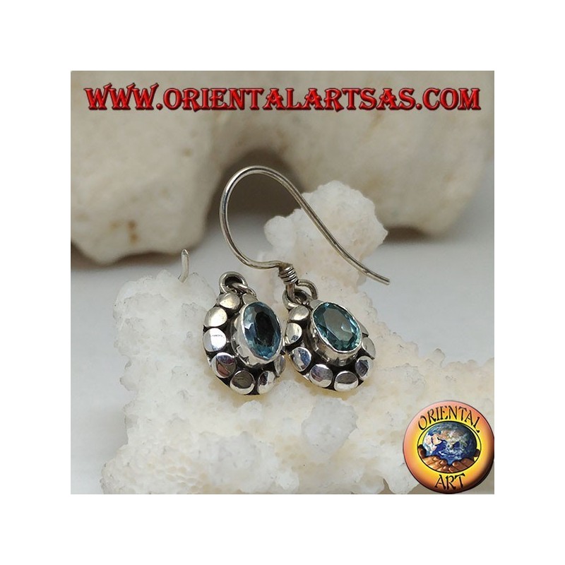 Boucles d'oreilles en argent avec topaze bleue ovale naturelle entourée de disques