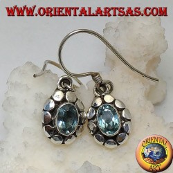 Pendientes de plata con topacio azul oval natural rodeado de discos.