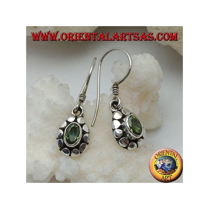 Pendientes de plata con peridoto ovalado natural rodeado de discos.