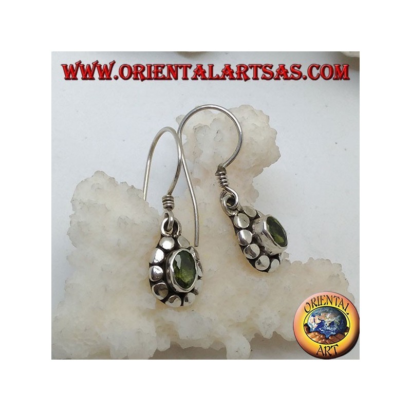 Orecchini in argento con peridoto ovale naturale contornato da dischetti
