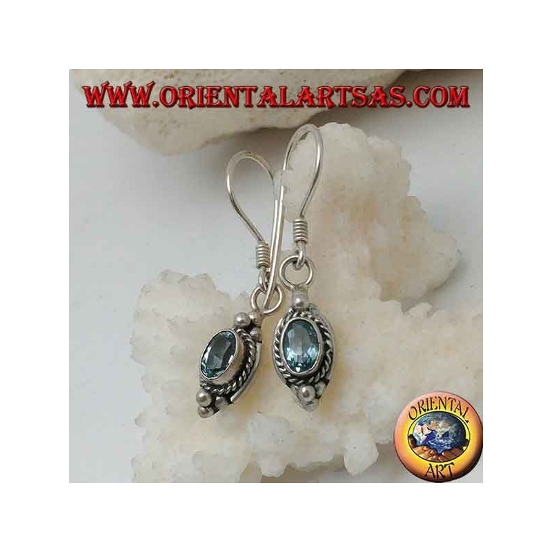Pendientes de plata con topacio azul oval natural rodeado de entrelazados y tres bolas arriba y abajo.