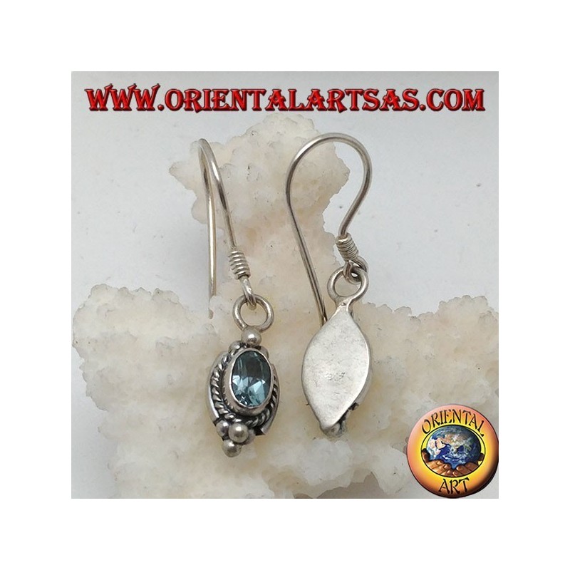 Boucles d'oreilles en argent avec topaze bleue ovale naturelle entourées d'entrelacs et trois boules au-dessus et en dessous