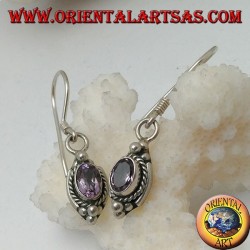 Silberohrringe mit natürlichem ovalem Amethyst, umgeben von Verflechtungen und drei Kugeln oben und unten