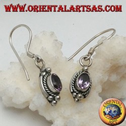 Silberohrringe mit natürlichem ovalem Amethyst, umgeben von Verflechtungen und drei Kugeln oben und unten