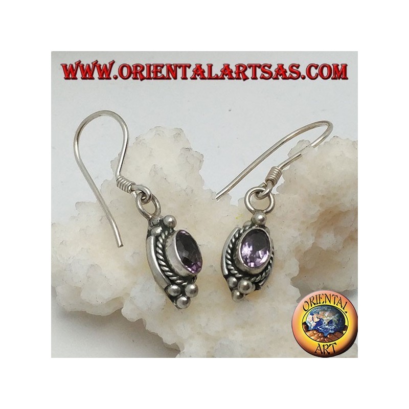 Silberohrringe mit natürlichem ovalem Amethyst, umgeben von Verflechtungen und drei Kugeln oben und unten