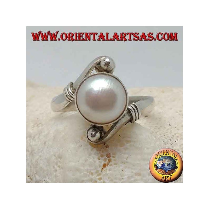 Anillo de plata con perla natural en el centro entre brazos helicoidales.