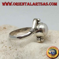 Anillo de plata con perla natural en el centro entre brazos helicoidales.