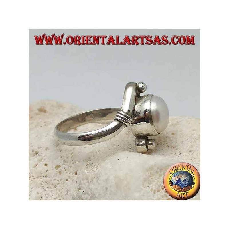 Anillo de plata con perla natural en el centro entre brazos helicoidales.