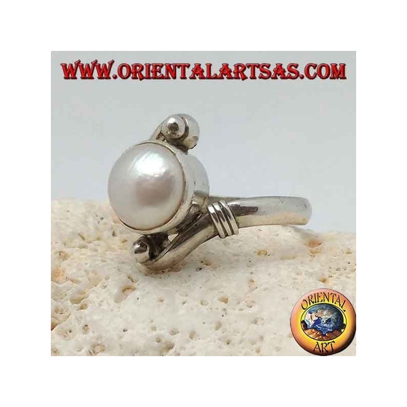 Bague en argent avec perle naturelle au centre entre les bras hélicoïdaux