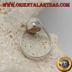 Bague en argent avec perle naturelle au centre entre les bras hélicoïdaux