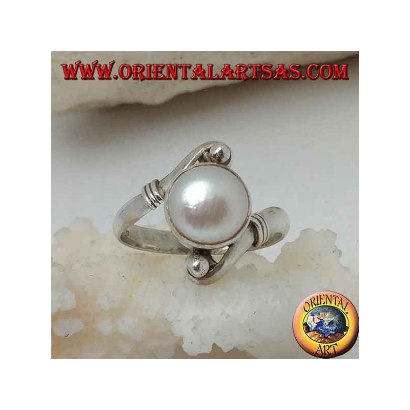 Anillo de plata con perla natural en el centro entre brazos helicoidales.