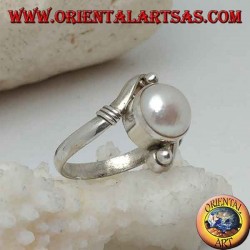 Anillo de plata con perla natural en el centro entre brazos helicoidales.