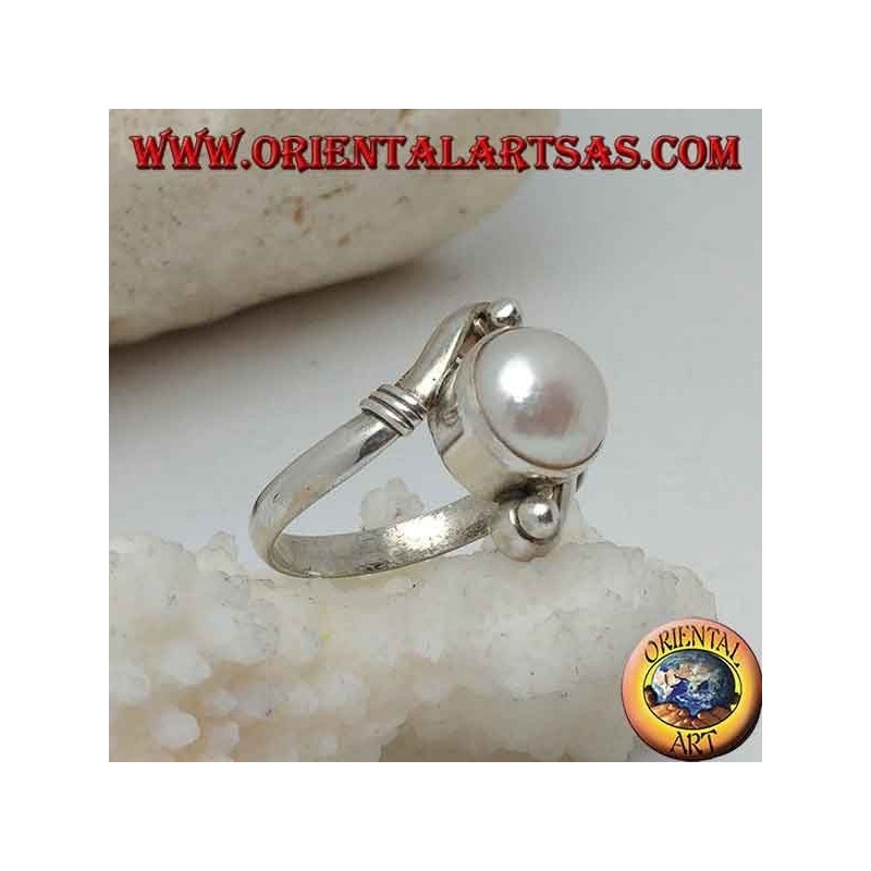 Anillo de plata con perla natural en el centro entre brazos helicoidales.