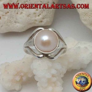 Anillo de plata con perla natural en el centro entre las líneas de los labios.
