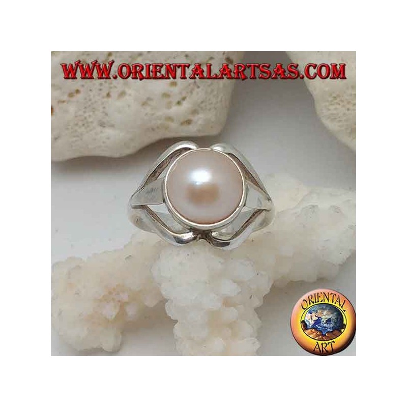 Anello in argento con perla naturale al centro tra linee a labbra