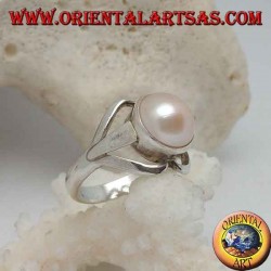 Anillo de plata con perla natural en el centro entre las líneas de los labios.