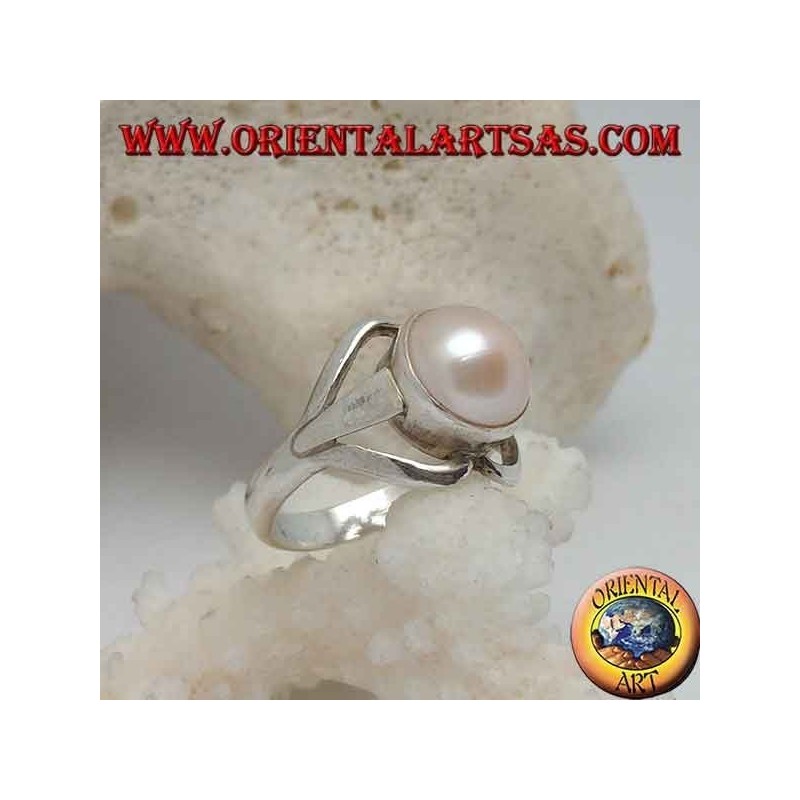 Anello in argento con perla naturale al centro tra linee a labbra