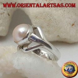 Bague en argent avec perle naturelle au centre entre les lèvres