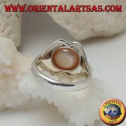Anillo de plata con perla natural en el centro entre las líneas de los labios.