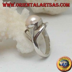 Bague en argent avec perle naturelle au centre entre les lèvres