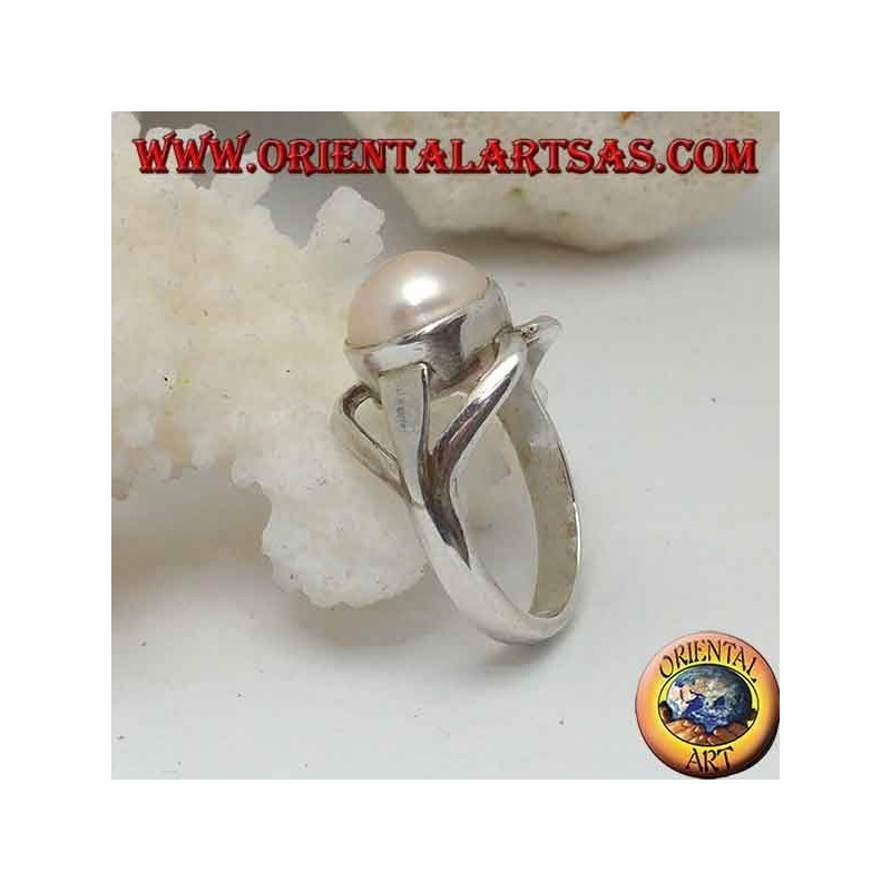 Anello in argento con perla naturale al centro tra linee a labbra