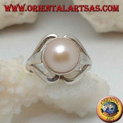 Anillo de plata con perla natural en el centro entre las líneas de los labios.
