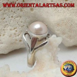 Bague en argent avec perle naturelle au centre entre les lèvres