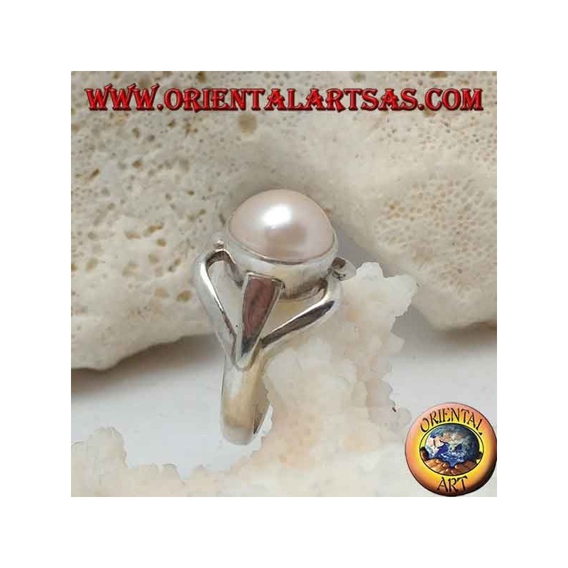 Anello in argento con perla naturale al centro tra linee a labbra