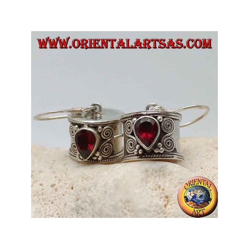 Boucles d'oreilles cylindriques en argent avec goutte grenat inversé avec double spirale sur les côtés