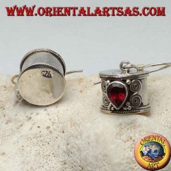 Boucles d'oreilles cylindriques en argent avec goutte grenat inversé avec double spirale sur les côtés