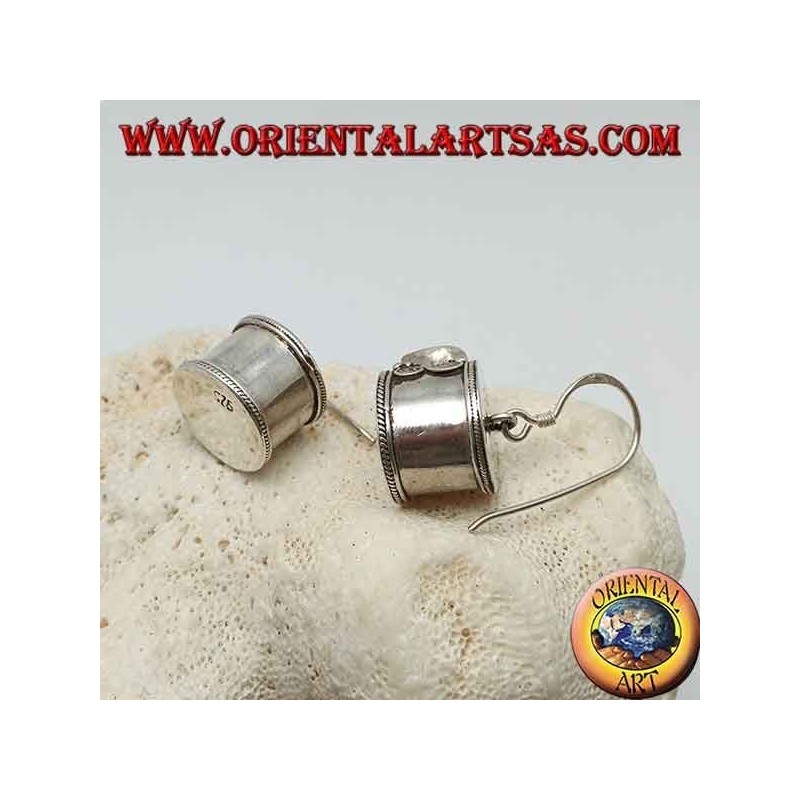 Pendientes cilíndricos de plata con gota de granate invertida con doble espiral en los lados