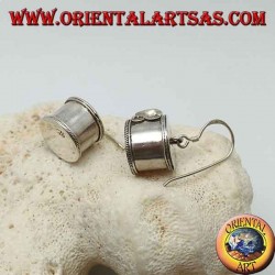 Pendientes cilíndricos de plata con gota de granate invertida con doble espiral en los lados