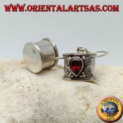 Pendientes cilíndricos de plata con gota de granate invertida con doble espiral en los lados