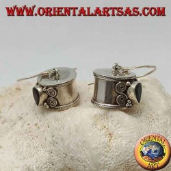 Boucles d'oreilles cylindriques en argent avec goutte grenat inversé avec double spirale sur les côtés